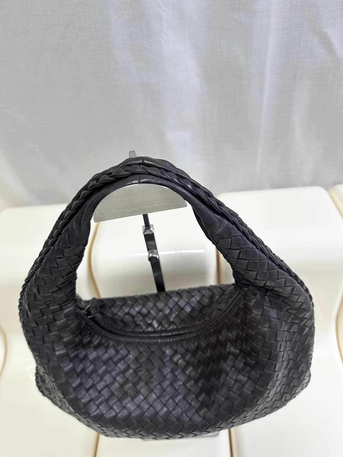 [A+ 정품] 보테가베네타 인트레치아토 호보백 다크브라운 상품이미지4