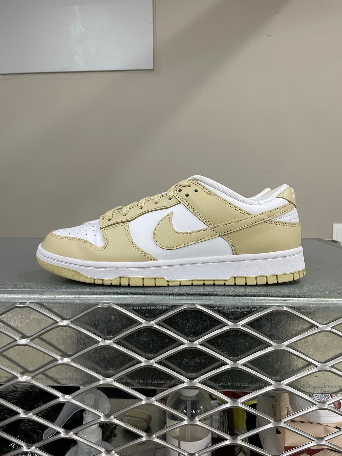 나이키 덩크 로우 팀 골드 앤 화이트 270 상품이미지1