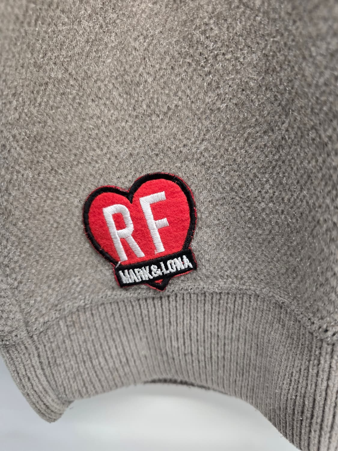 마크앤로나 남성 그레이 터틀넥 니트.
싸이즈 100.  택포 상품이미지3