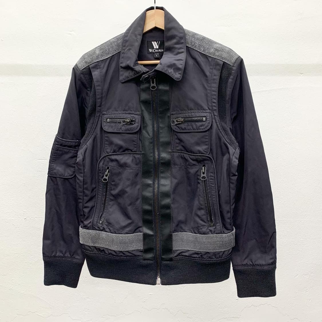 
빈티지 블랙 멀티포켓 폴리 집업 자켓
 상품이미지1