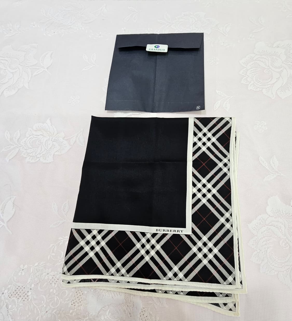 버버리 블랙 체크 손수건 스카프 상품이미지3