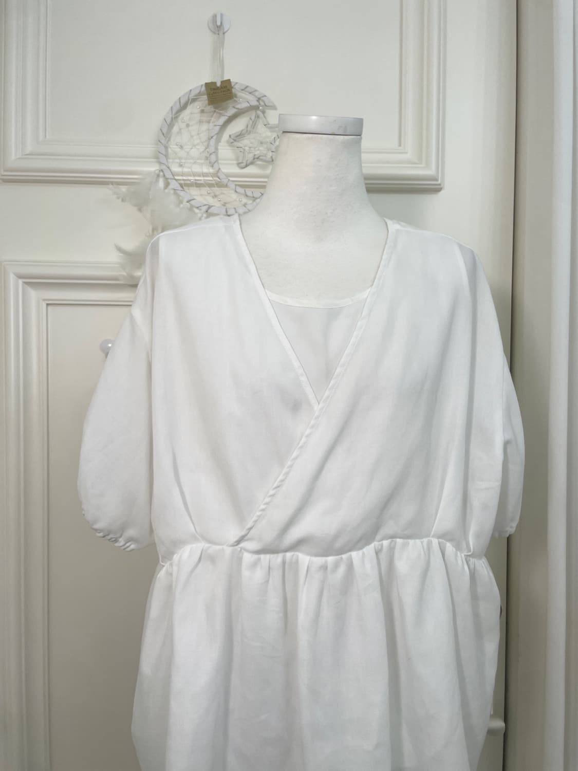 white shirring v-neck back bow blouse 상품이미지5