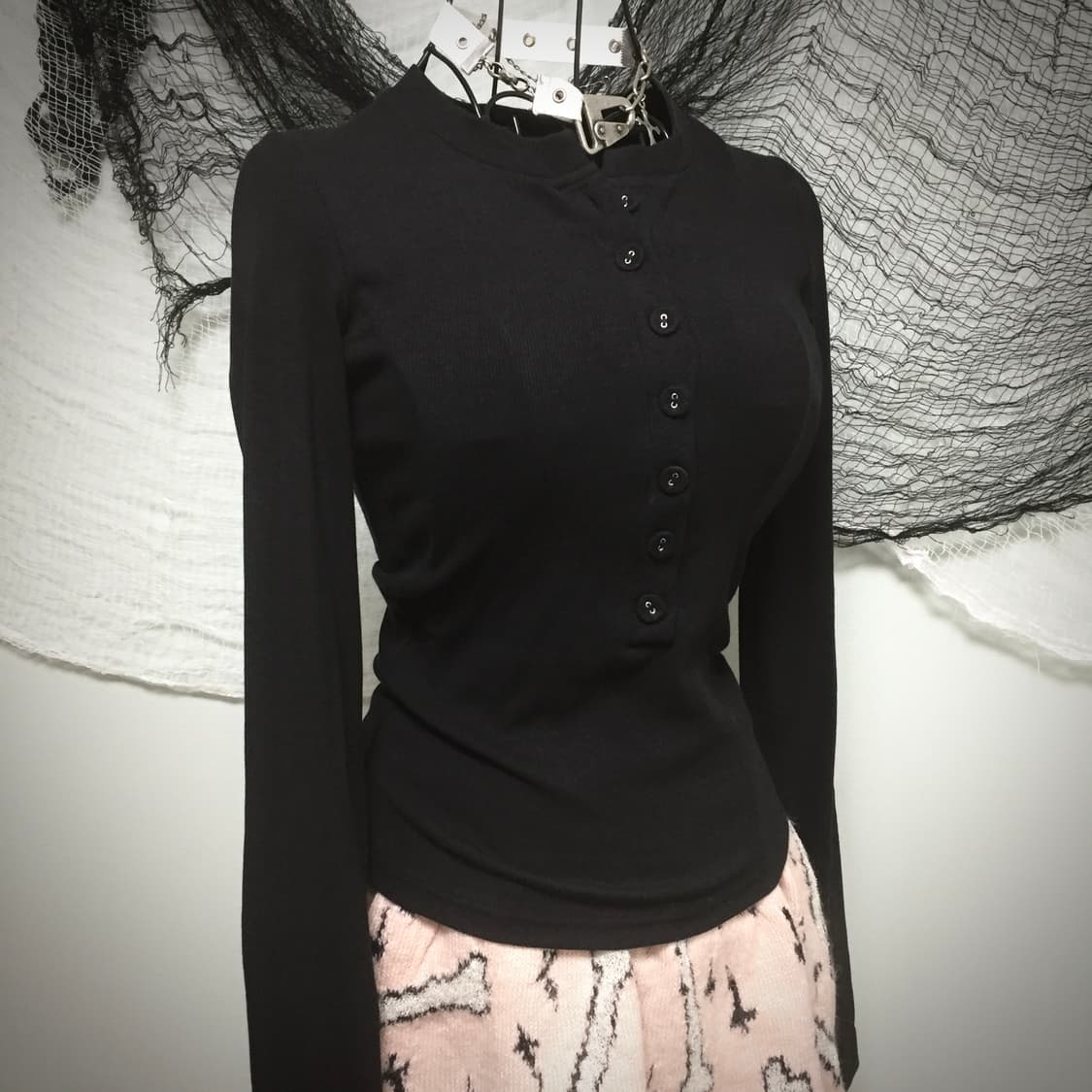 Black button detail slim T 상품이미지1