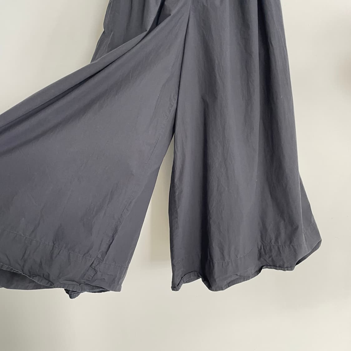 코스 블랙 개더드 와이드 팬츠 GATHERED WIDE-LEG 상품이미지2