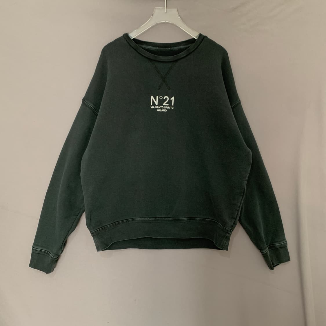 40 N21 GILMAR 피그먼트 로고 프린팅 맨투맨 스웻셔츠 상품이미지1