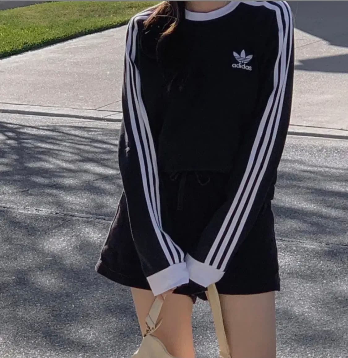 아디다스 클래식 아디컬러 M 롱슬리브 남녀공용 티셔츠 착샷 상품이미지2