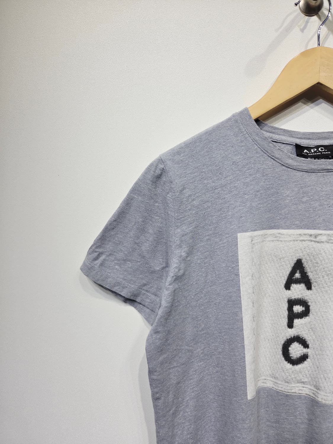 A.P.C.아페쎄. 남자 그레이 프린트 라벨 티셔츠_S 상품이미지2