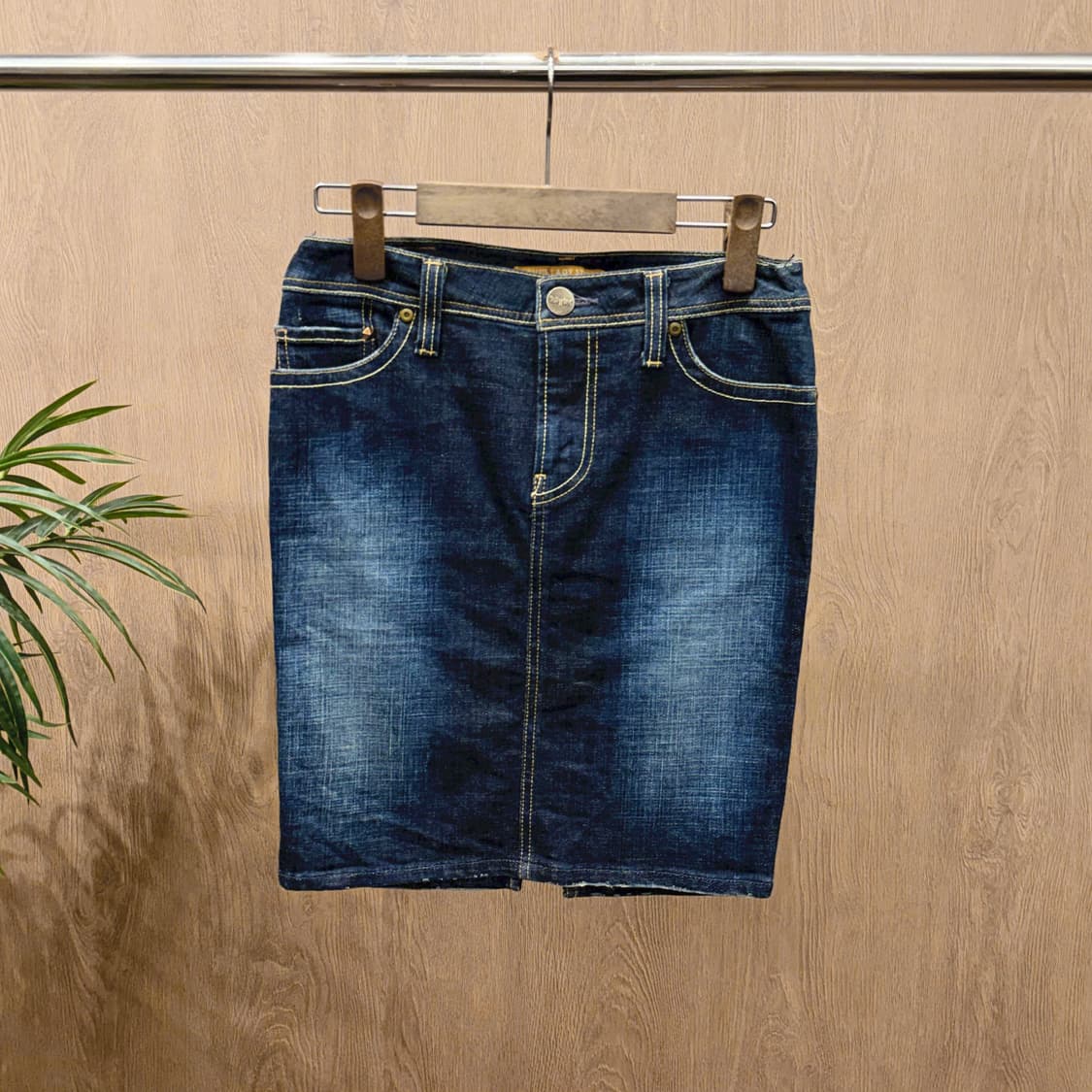 리바이스 데님 미디 스커트 레드 로고 탭 백 슬릿 디테일 H라인 진청 상품이미지1