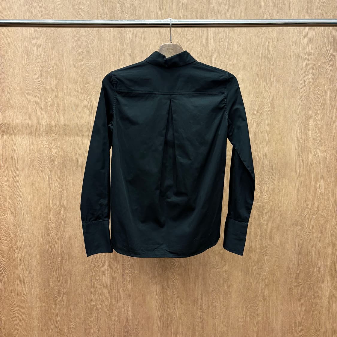 막스앤코 코튼 긴팔 셔츠 소매 커프스 솔리드 패턴 디테일 블랙 상품이미지3