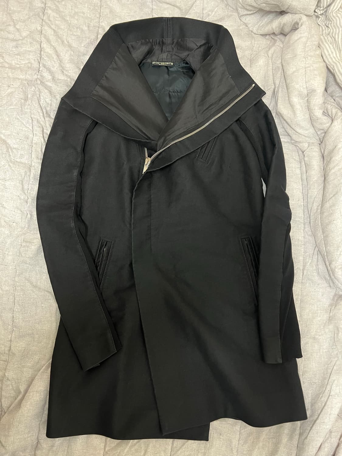 릭오웬스 09fw 블랙 언발란스 사선 풀 집업 코트 상품이미지3