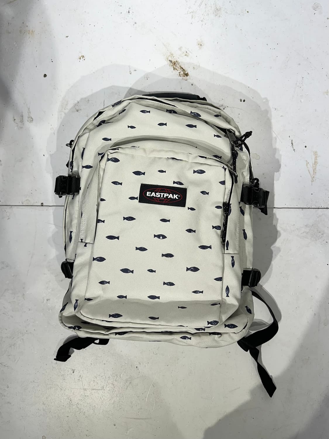 이스트팩 아이보리 물고기 피싱 백팩 가방 상품이미지4