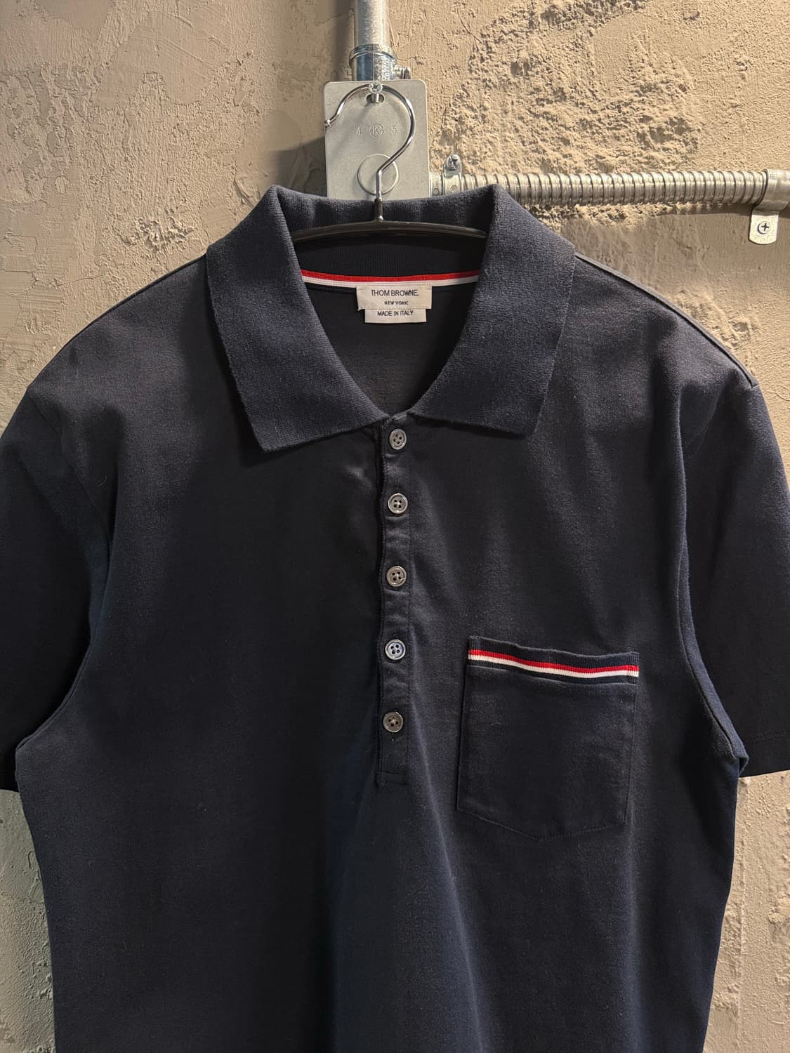 1 톰브라운 THOM BROWNE 포켓 삼선 폴로 반팔 네이비 상품이미지4