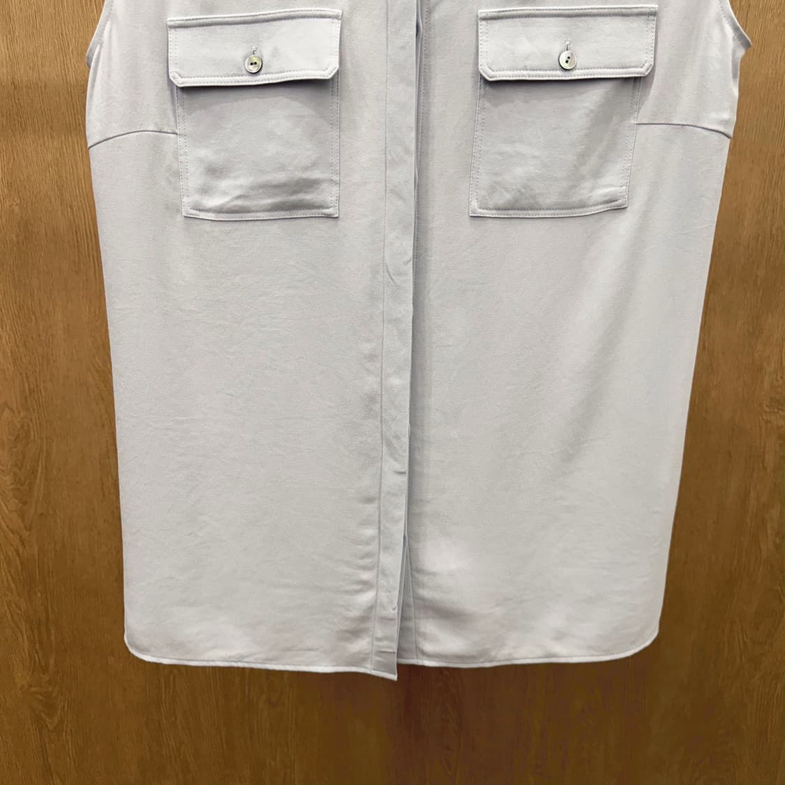 띠어리 슬리브리스 블라우스 밴드 카라 포켓 플리츠 디테일 라이트 블루 상품이미지5