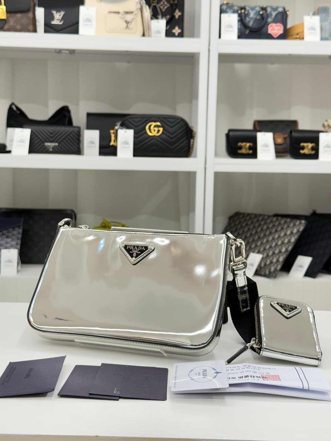 [OS] 프라다 브러쉬드 레더 크로스백 상품이미지1