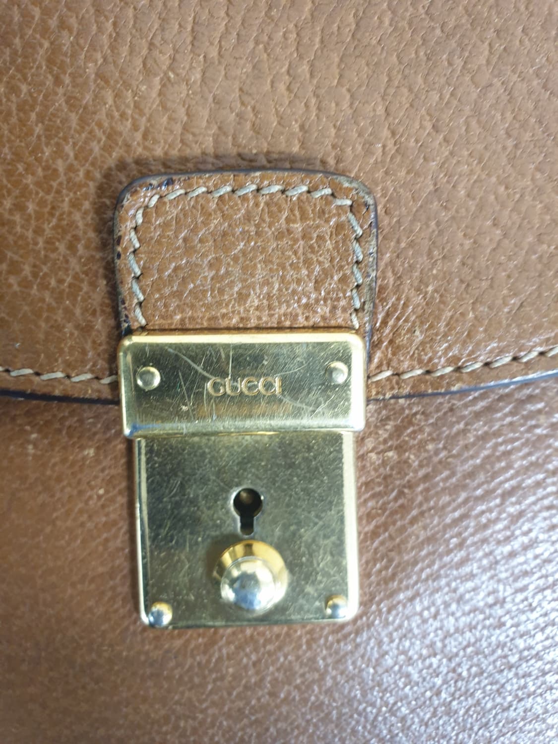 구찌 정품 브라운 레더 세컨 클러치 팝니다 상품이미지3