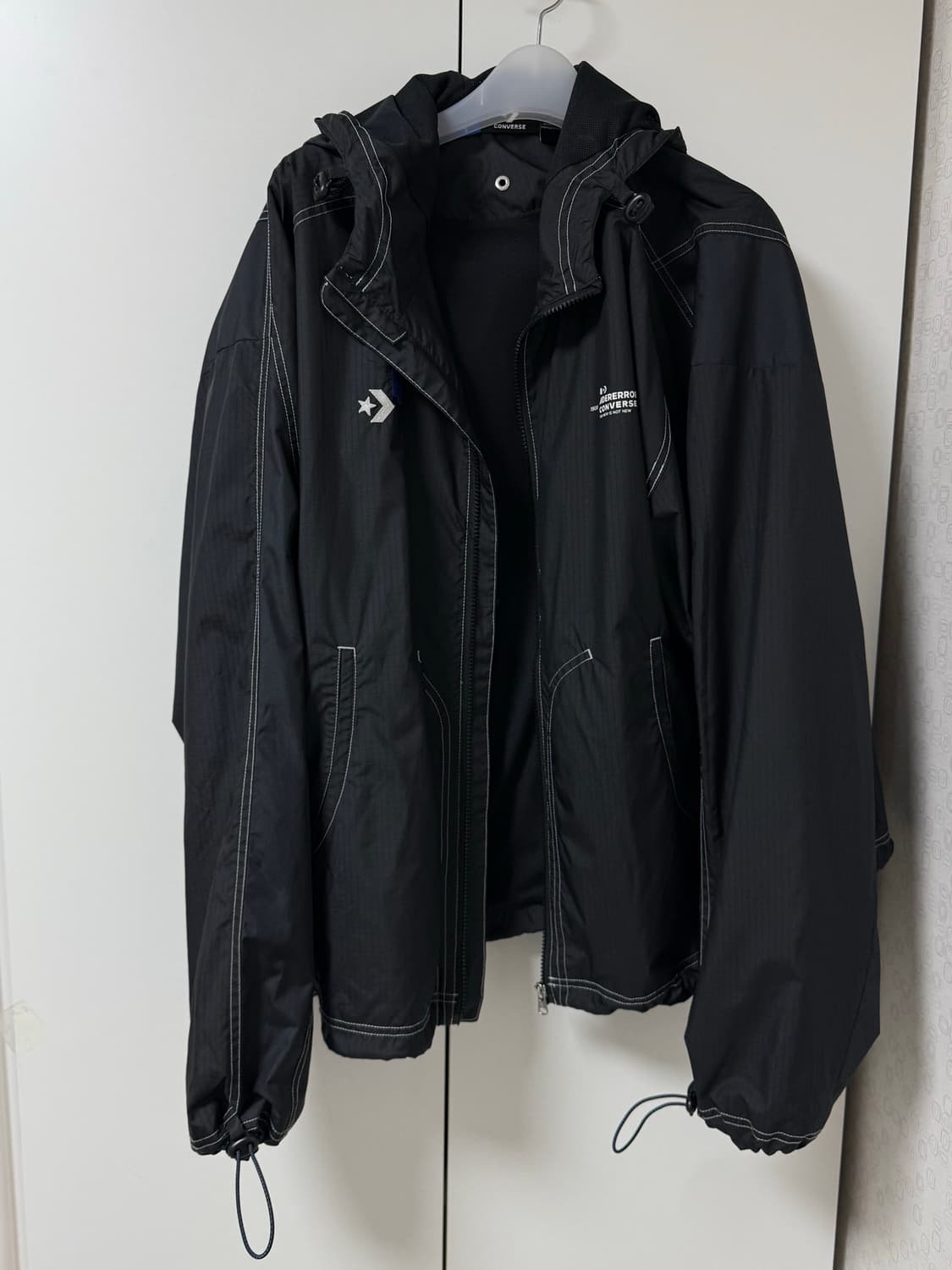 컨버스 x 아더에러 쉐입스 라이트 자켓 블랙 상품이미지1