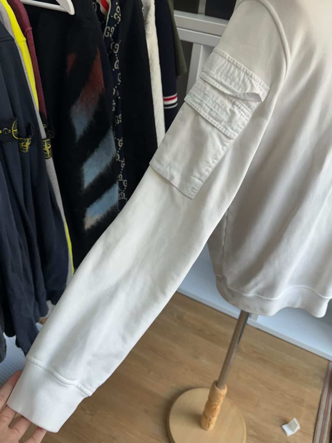 [23FW] 스톤아일랜드 포켓 와펜 패치 맨투맨 상품이미지4