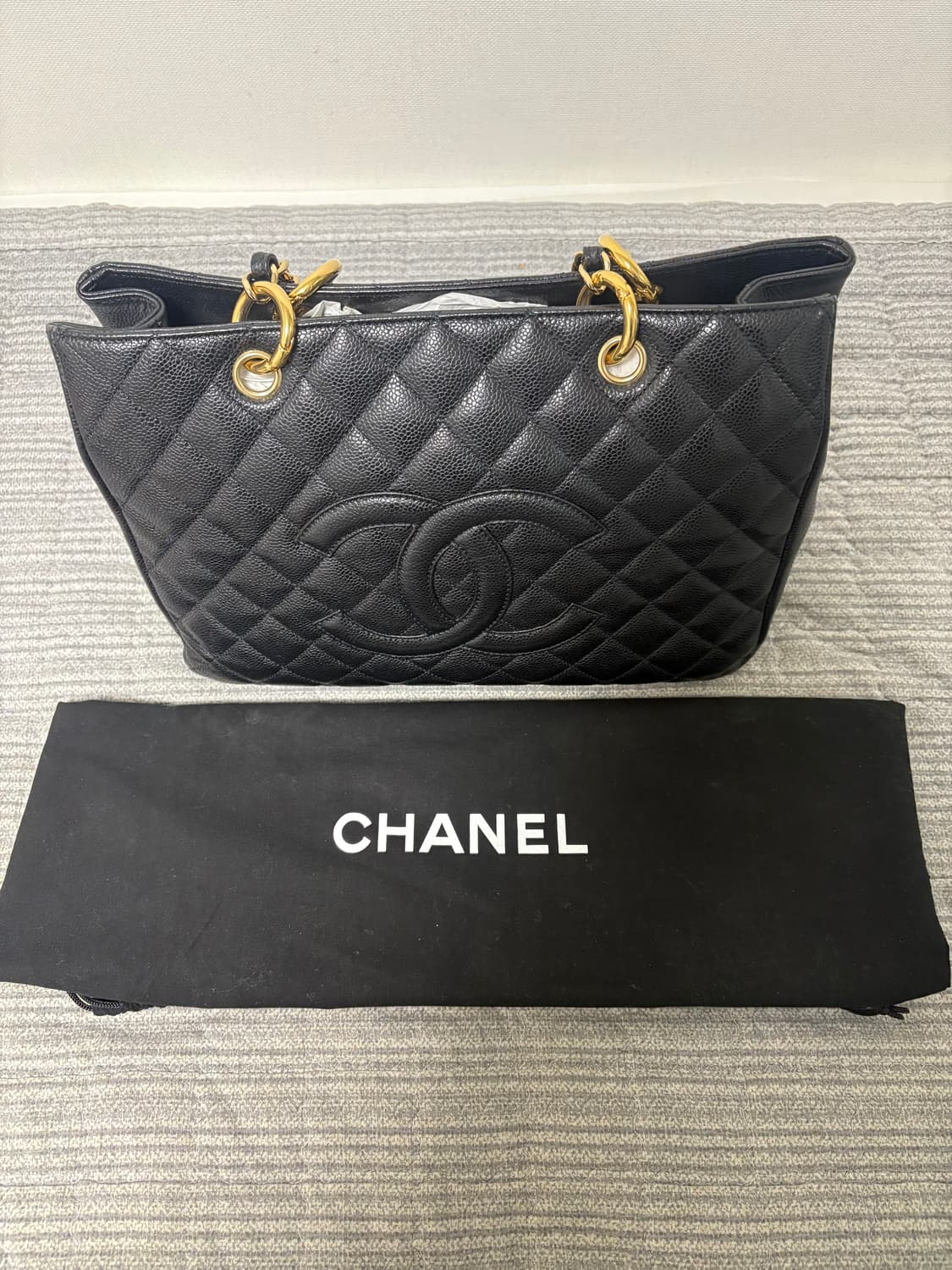 샤넬 그랜드 샤핑백 블랙 캐비어 금장 상품이미지9