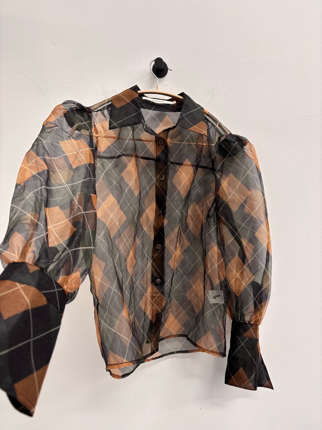 서쿠키 (SEOOOCOOKIE) 아가일 패턴 시어 퍼프 블라우스 상품이미지4