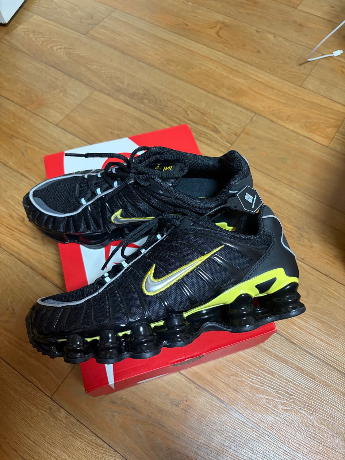 판매) 나이키 샥스 TL 블랙 다이나믹 옐로우 새상품 상품이미지1