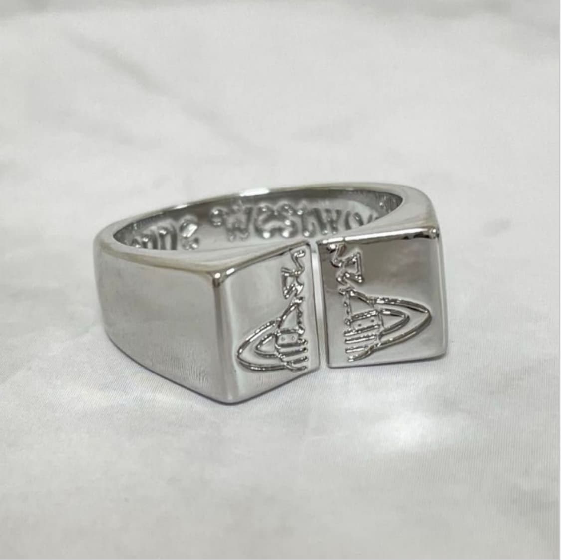 비비안웨스트우드 아카이브 레터링 orb 로고링 반지 상품이미지1