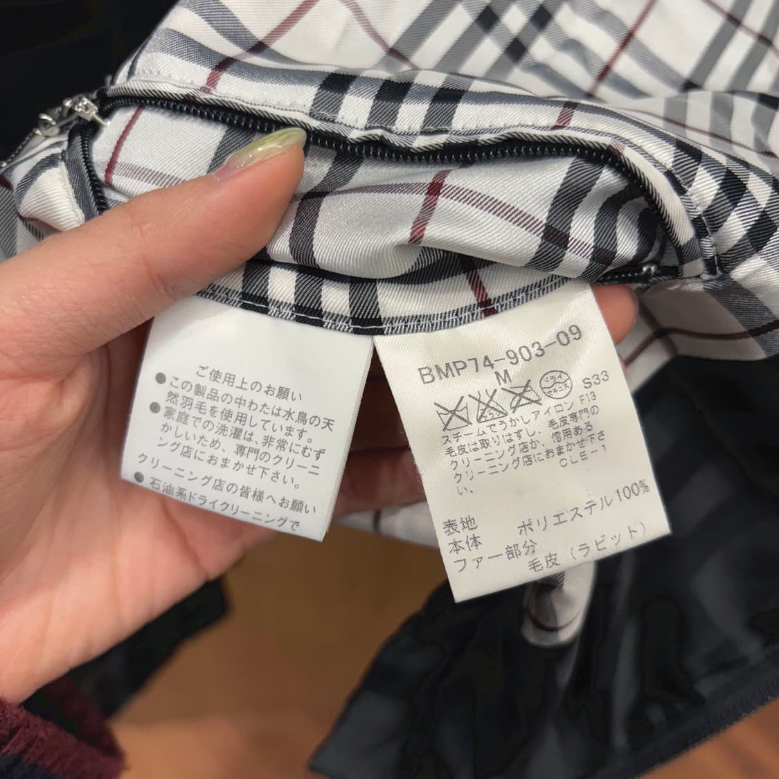 버버리 블랙 라벨 하이넥 패딩 점퍼 톤온톤 체크 패턴 스트랩 디테일 블랙 상품이미지7