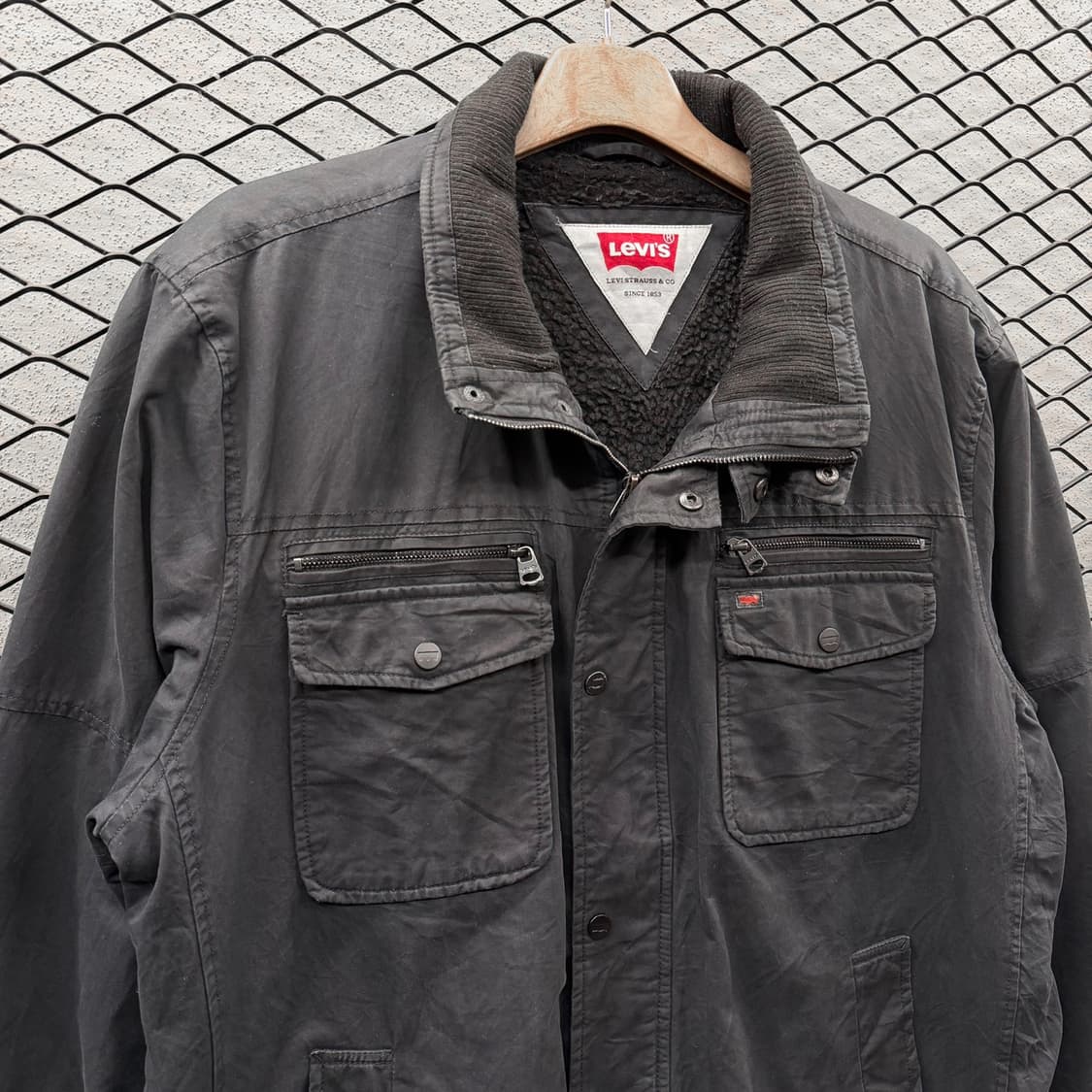 리바이스 필드자켓 4포켓 스냅버튼 양털기모 디테일 카본블랙 상품이미지4