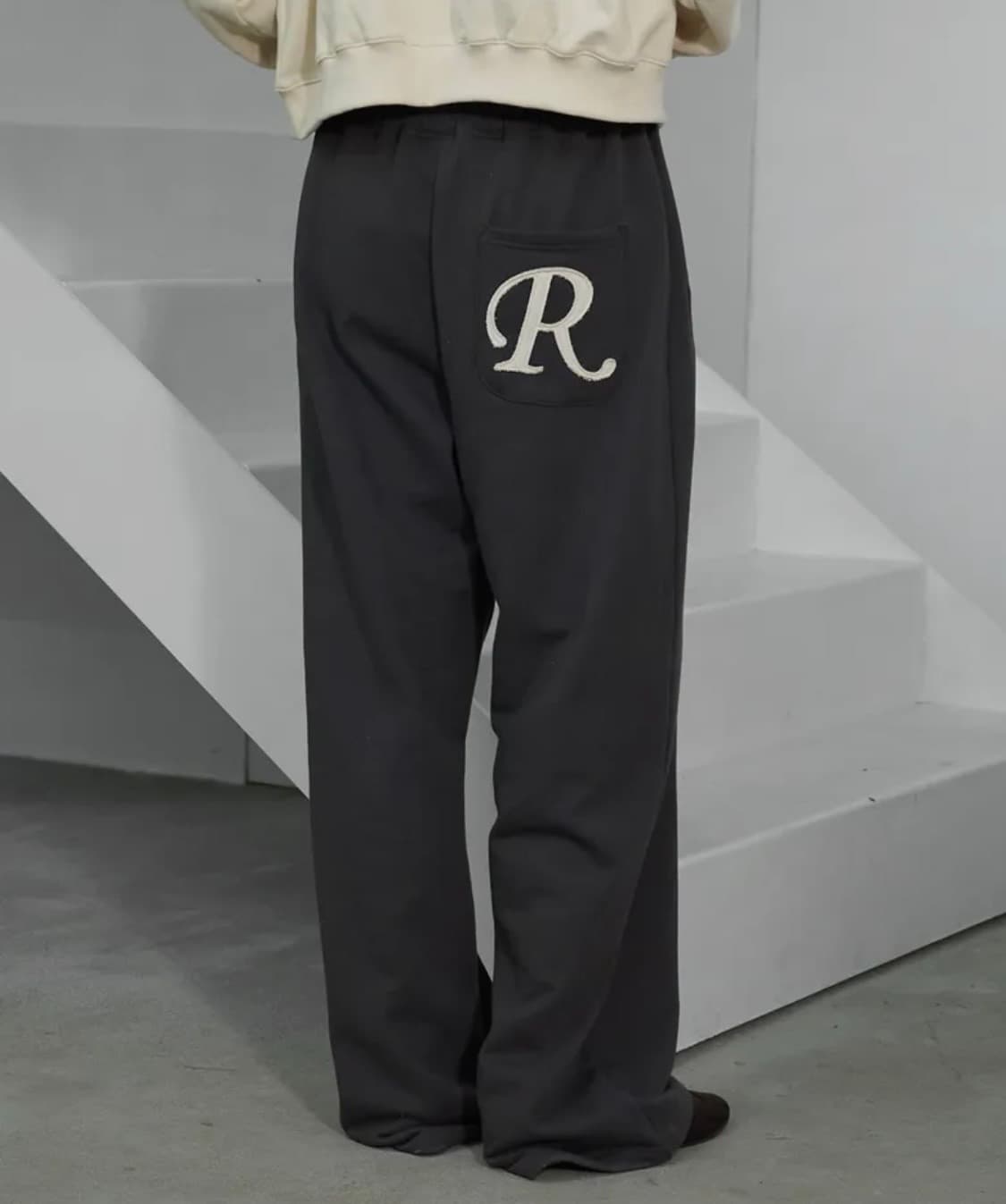 락케이크 Applique R Pocket Jogger - Charcoal 상품이미지1