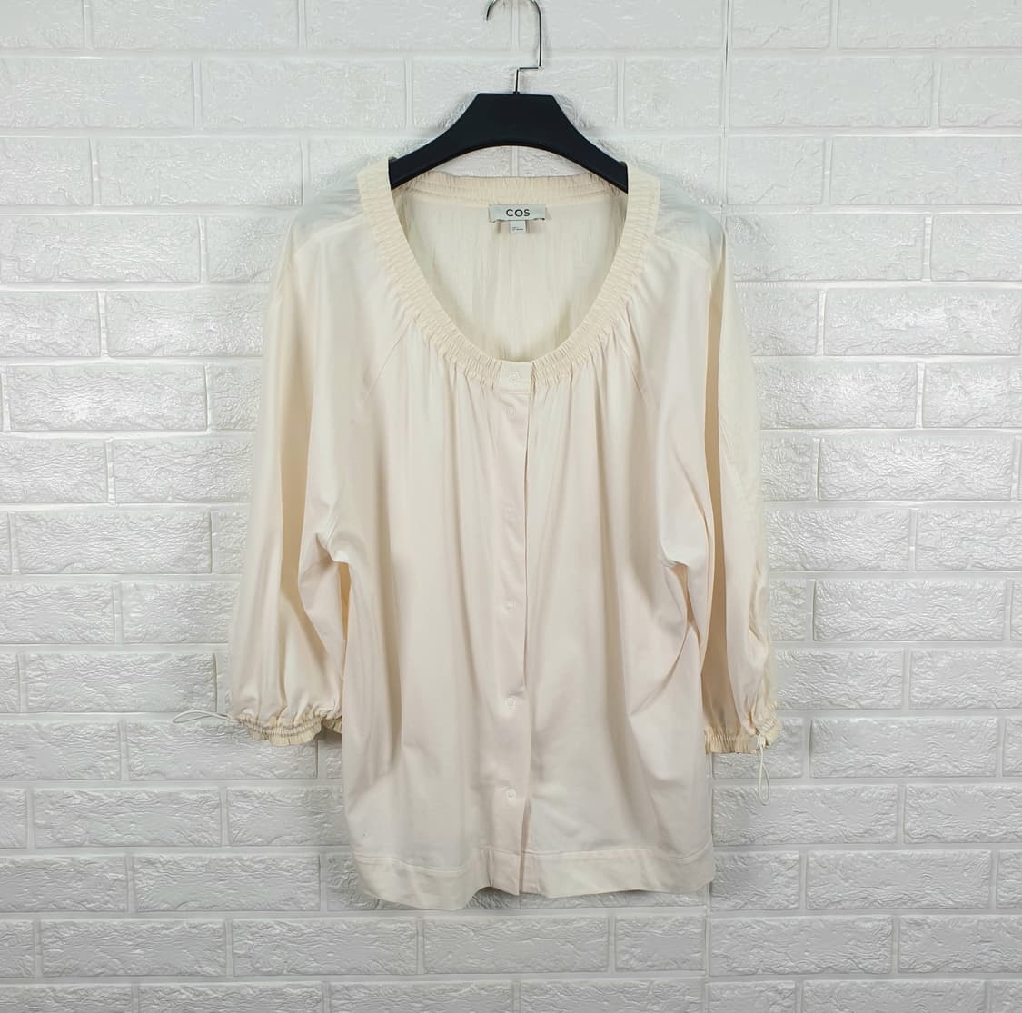 [55-66]COS 코스 게더드 넥 라운드 블라우스 상품이미지2