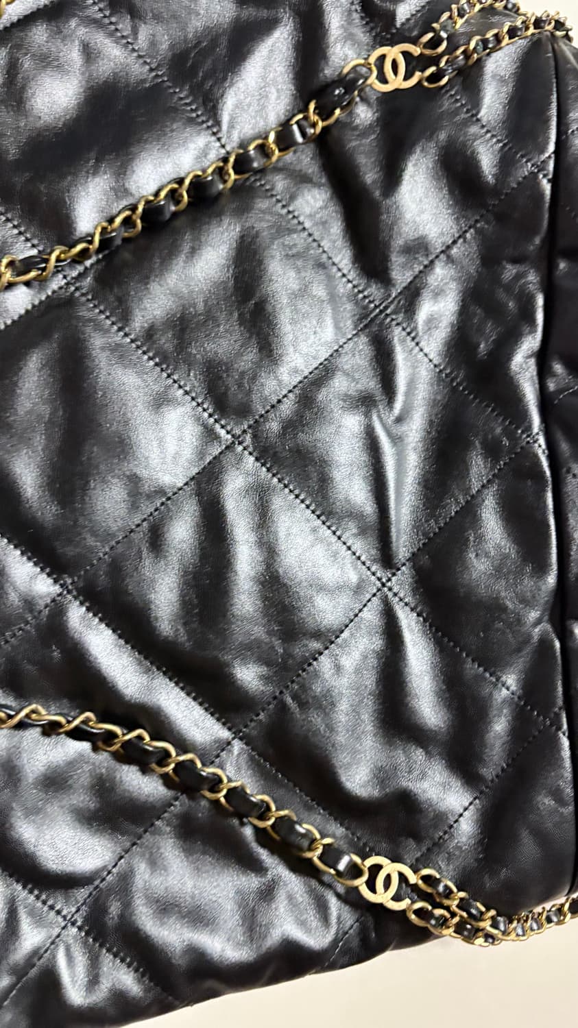 [거의 새제품] 정품 샤넬 22백 미듐 블랙 금장 체인 (숄더백/백팩) 상품이미지6