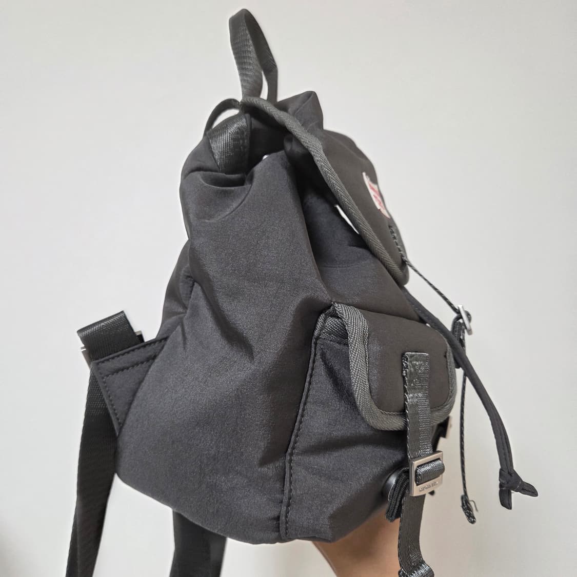 마스마룰즈 미니 글로시 플랩 백팩 (다크그레이) 상품이미지6