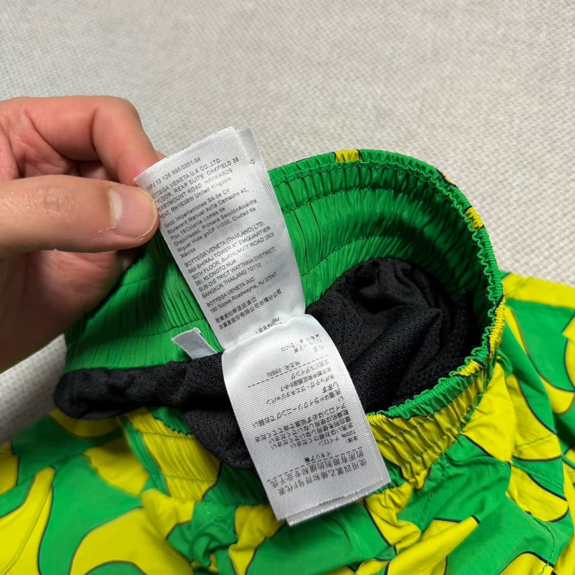 보테가 베네타 웨이비 트라이앵글 패턴 퀼팅 스윔팬츠 상품이미지5