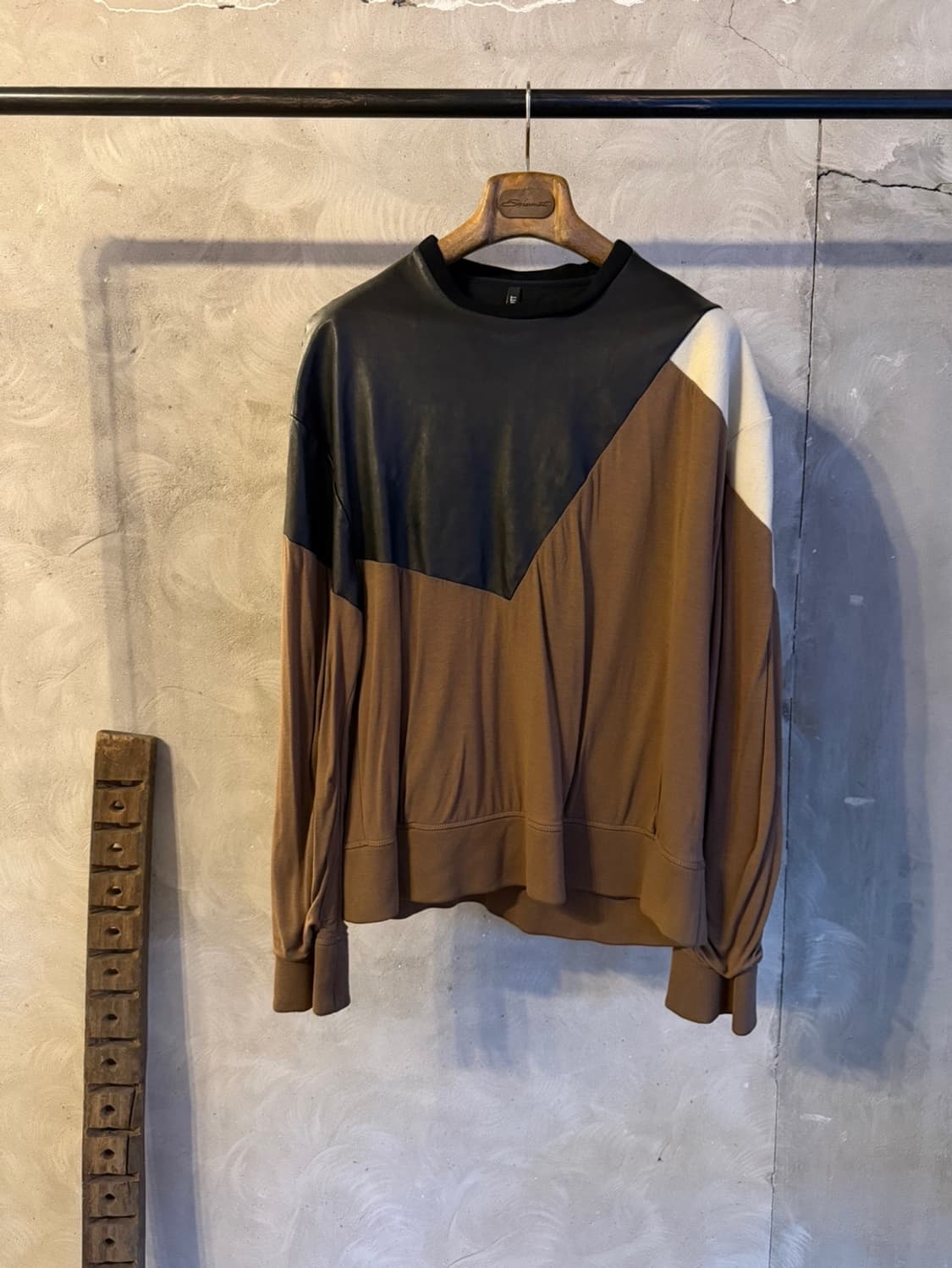 닐바렛 레더 맨투맨 남성100 상품이미지1