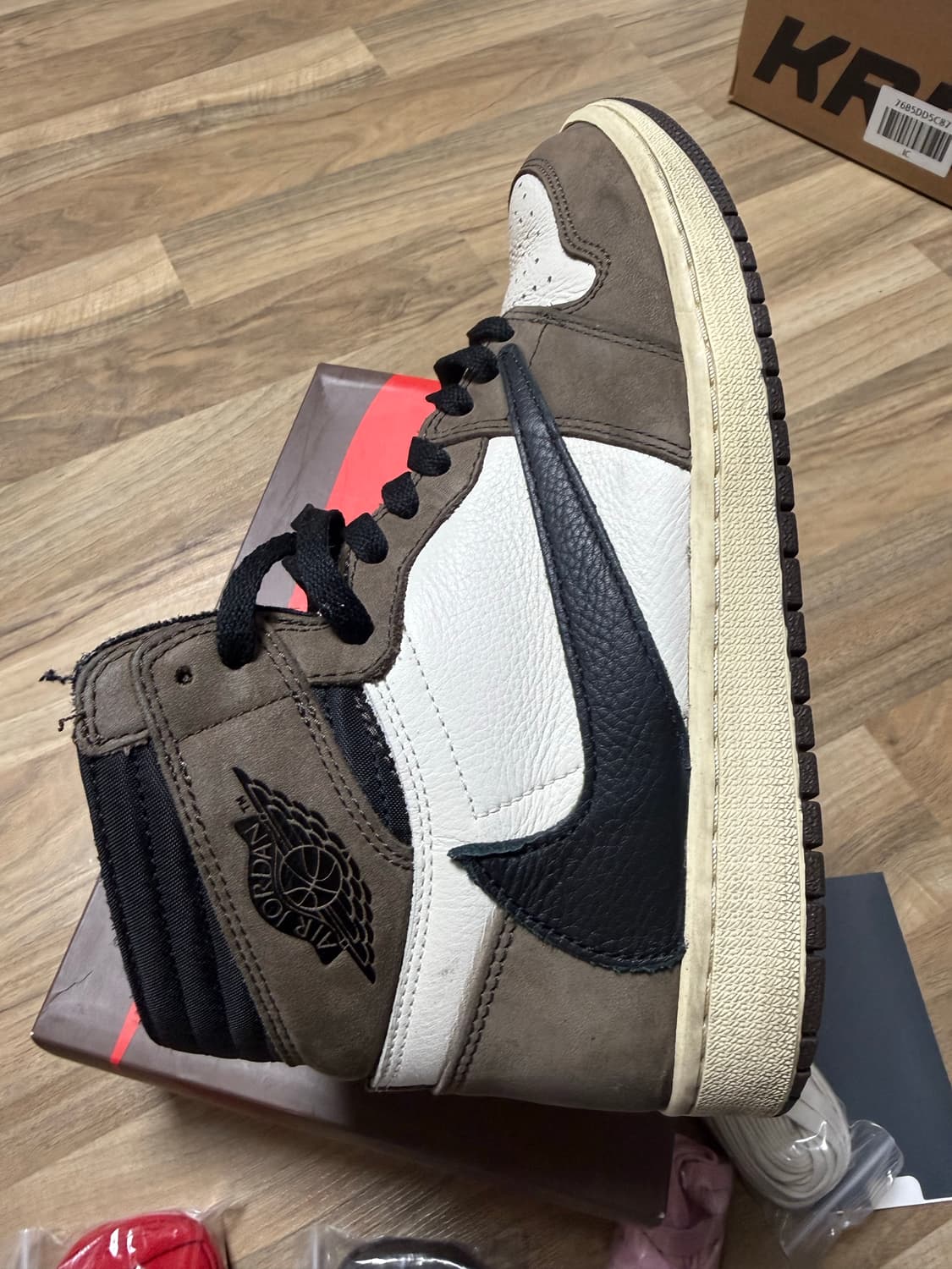 판매)나이키 에어조던1 트래비스 스캇 모카 270 풀구성 상품이미지9