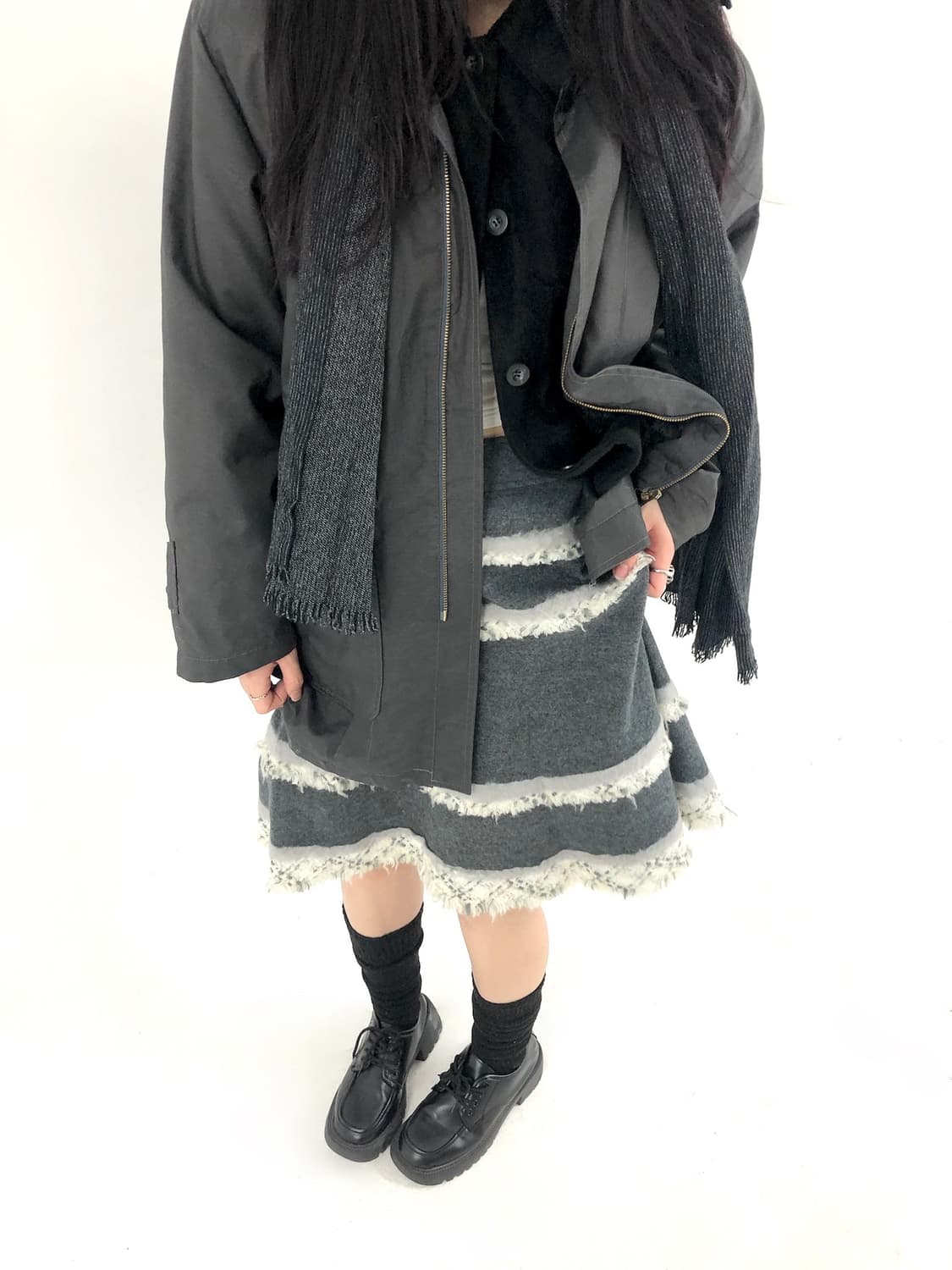 Four-Line Accent Feather Midi Skirt 상품이미지3