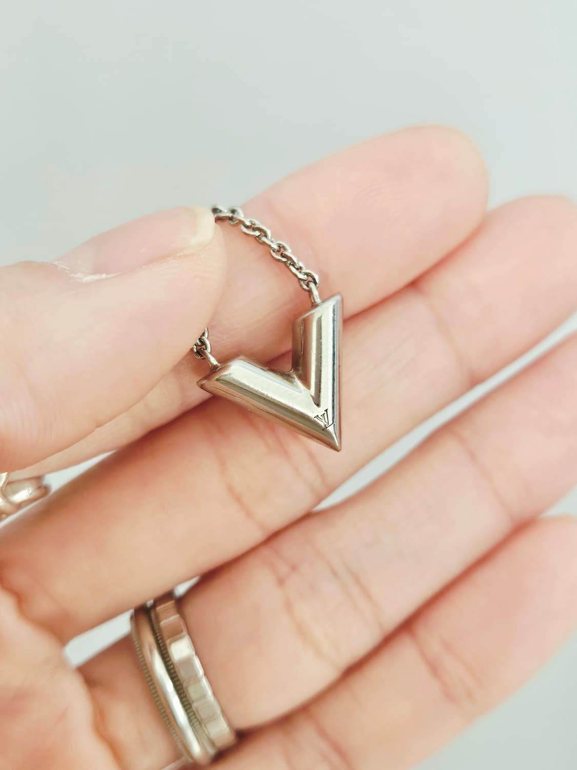 루이비통 에센셜 V목걸이 실버 신형 [정품] 상품이미지5