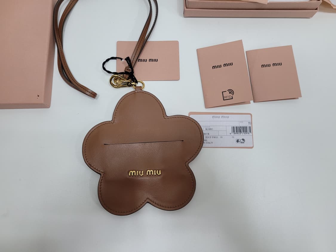 MIU MIU 미우 미우 플라워 카드 키링 백 참  상품이미지4