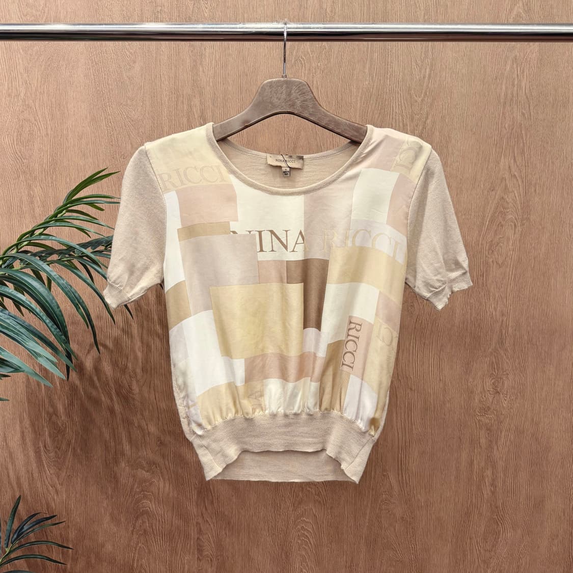 니나리치 반팔 니트 로고 블록 프린팅 밴딩 밑단 디테일 베이지 상품이미지1