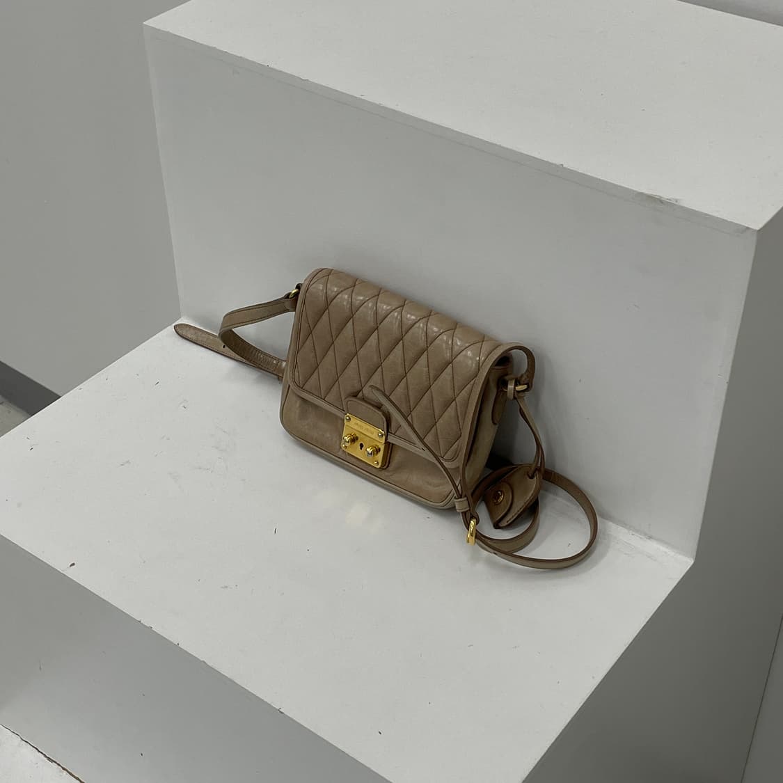 미우미우 퀼팅 비텔로 레더 베이지 클랩 스몰 크로스백 상품이미지1