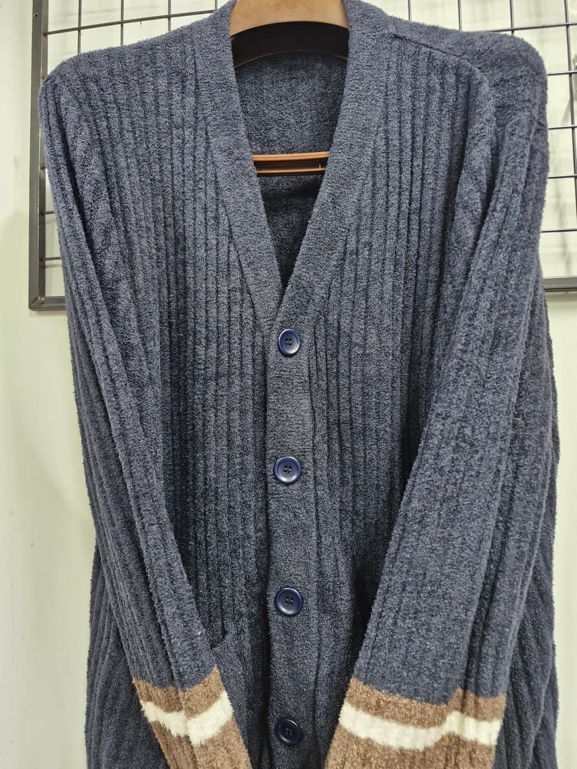 100L 젤라또피케 남성 소매 배색 가디건 네이비. 상품이미지5