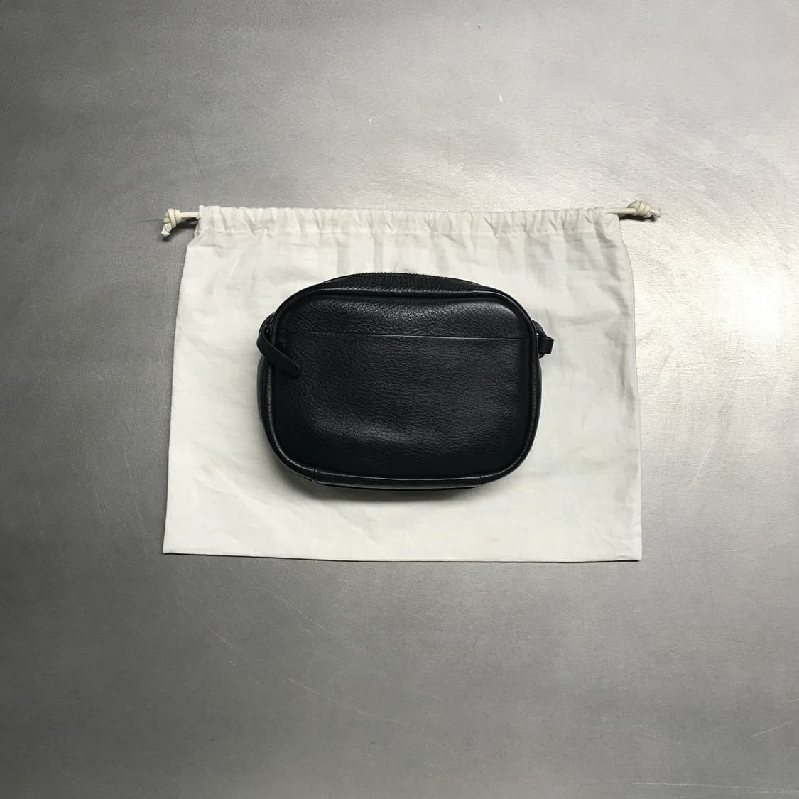 발렌시아가 로고 레더 숄더백 블랙 새상품 상품이미지4