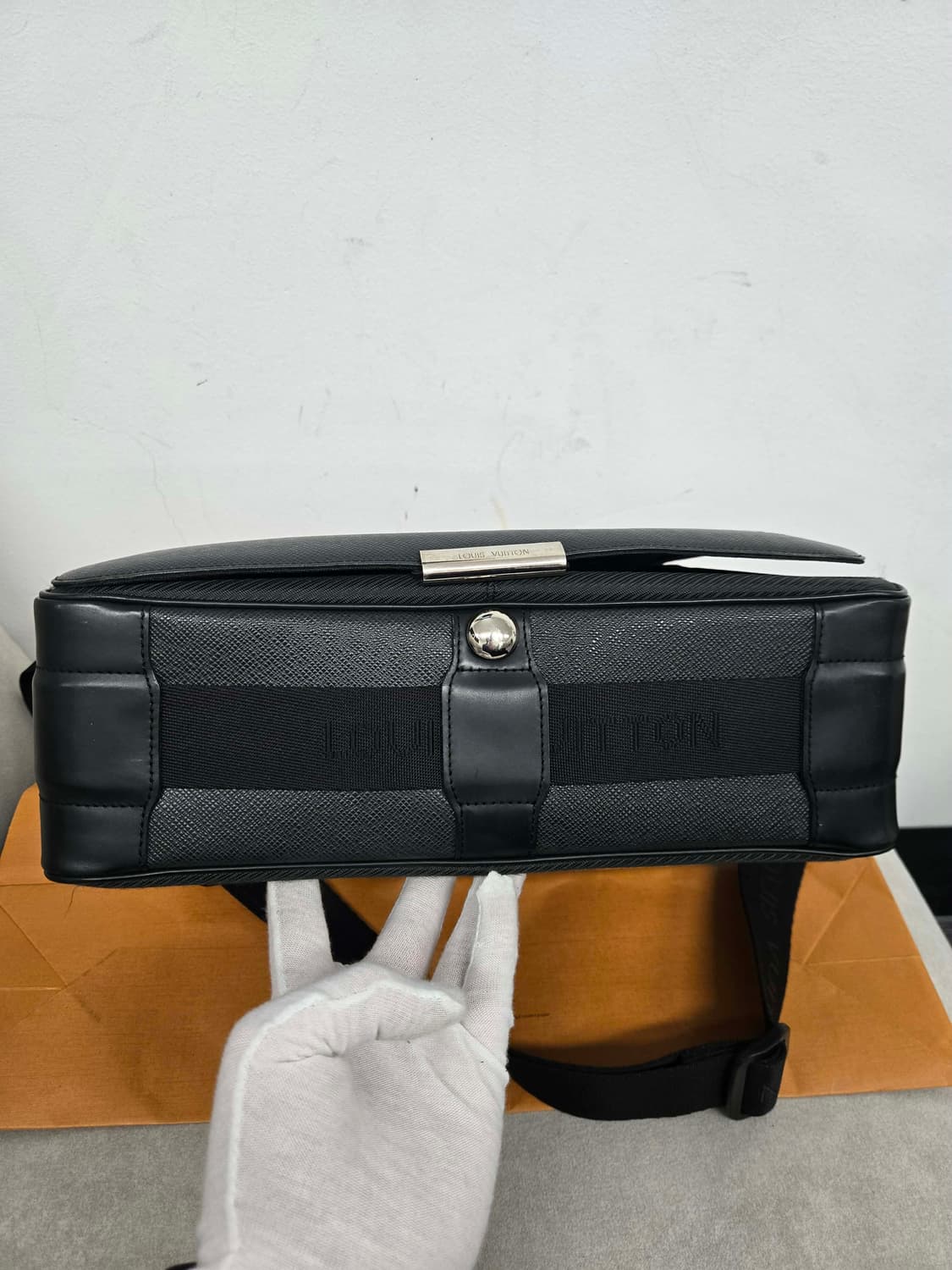 [보증서 정품] 루이비통 타이거 디스트릭트 숄더백 상품이미지1