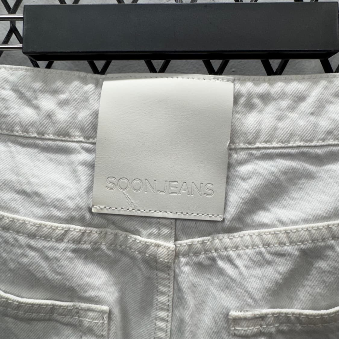 순진 칸디아니 데님 팬츠 전면 달팽이 버튼 포인트 화이트청 상품이미지6