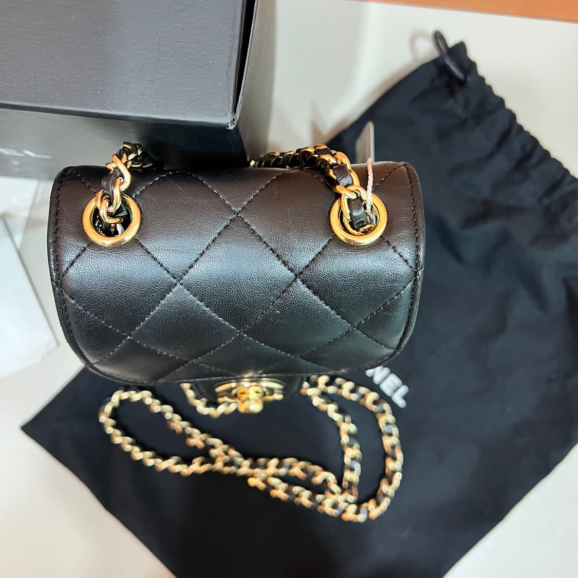 [정품] 샤넬 A81102 램스킨 금장 폰홀더 미니 크로스백 상품이미지6