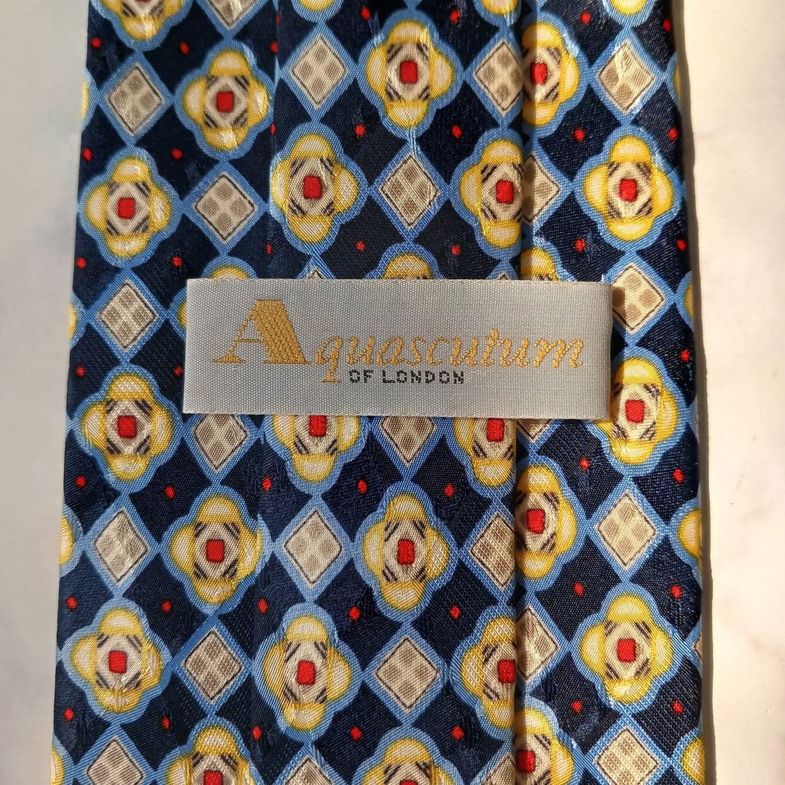 아쿠아스큐텀 네이비 옐로우 패턴 넥타이 9.9cm A+등급 E776
 상품이미지9