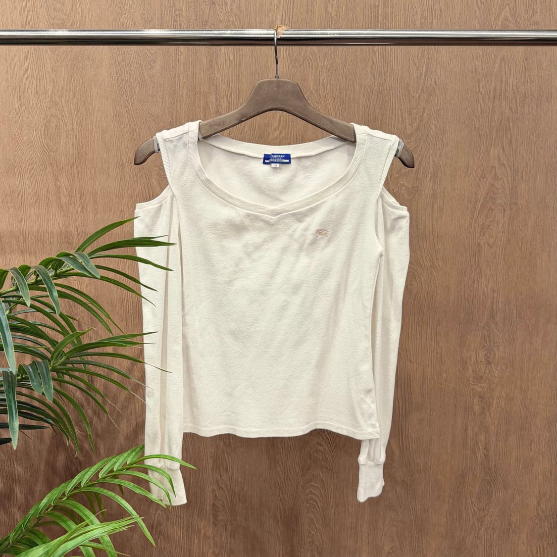 버버리 블루 라벨 오프숄더 맨투맨 컷아웃 핑크 로고 자수 디테일 화이트 상품이미지1