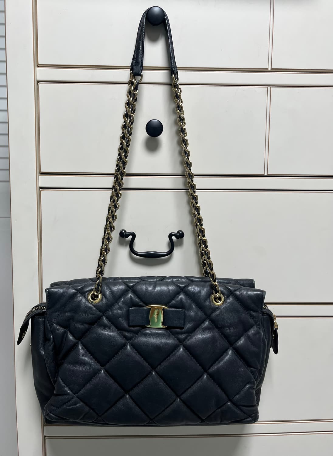 페라가모 퀄팅 체인 숄더백 블랙 상품이미지1