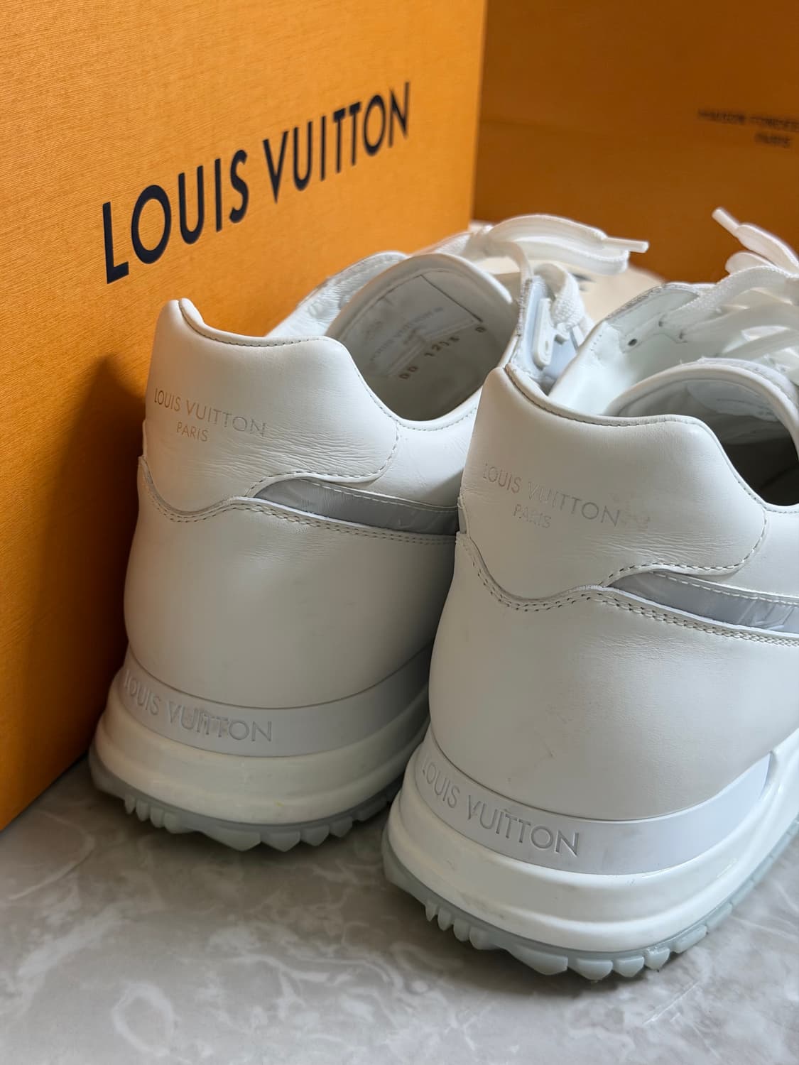 (1회 착용, 새상품급) 루이비통 런 어웨이 화이트 스니커즈 8사이즈 상품이미지7