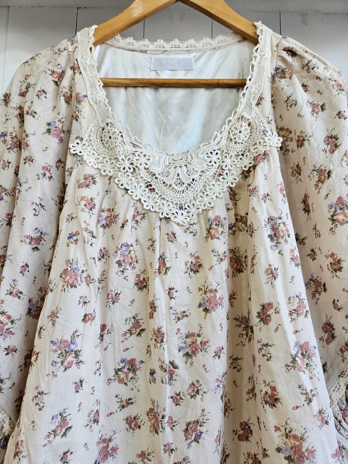 케이프플라워 프릴 망또형블라우스 상품이미지3