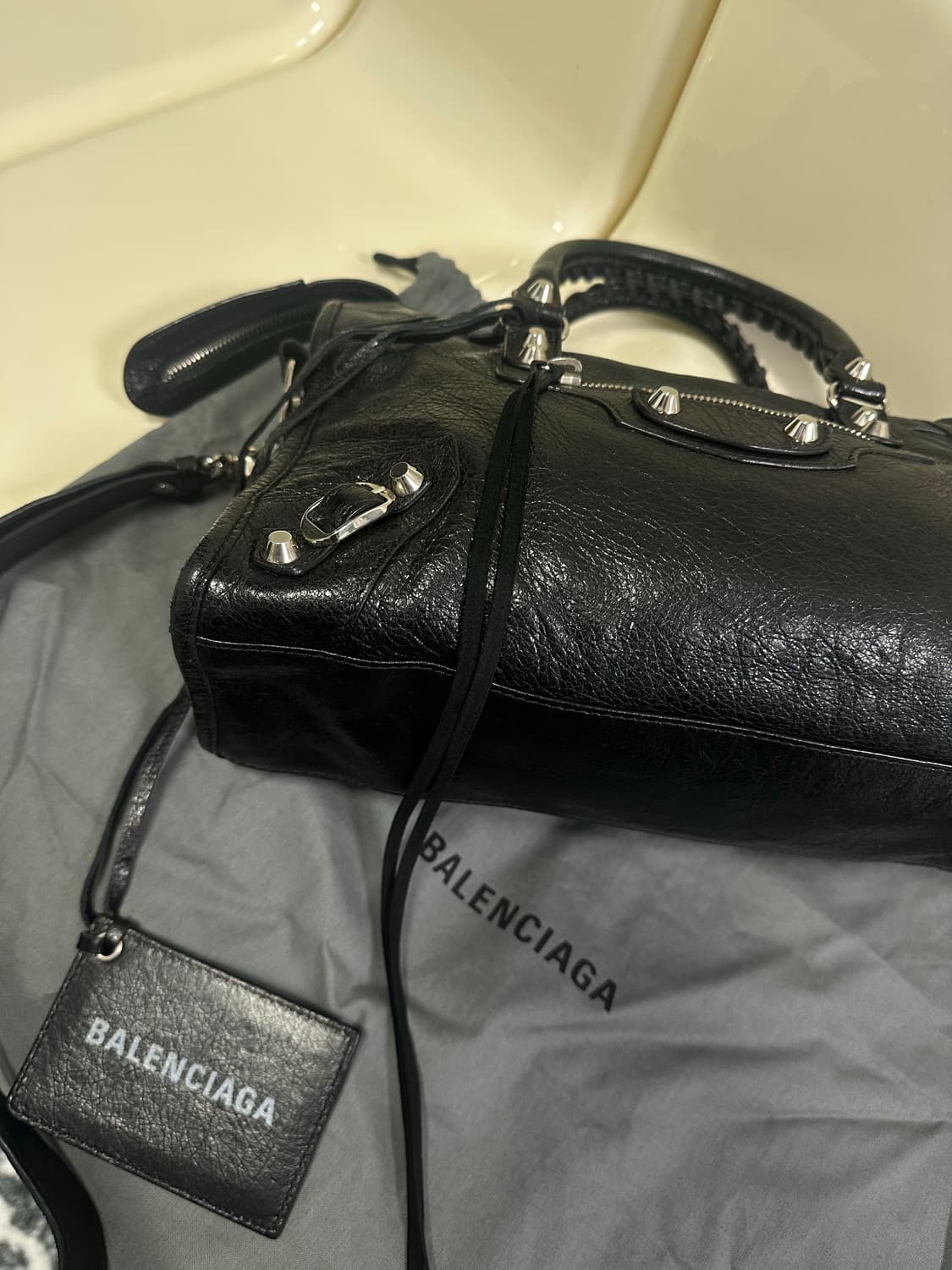 [A+ 정품] 발렌시아가 시티 모터백 블랙 스몰 로고스트랩 상품이미지5